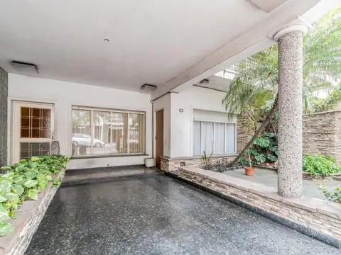 Casa 8 ambientes con 4 baños
