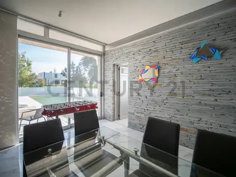 Casa en Venta con 2 cocheras