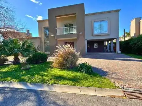 ¡Increíble oportunidad! Venta de casa en Fincas 1 Hudson con todos los detalles que buscas. ¡No...