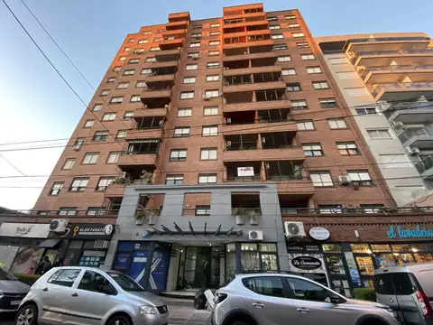 Departamento 3 ambientes con cochera. 3er piso. Orientación noreste