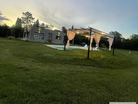 Casa en venta - 2 Dormitorios 1 Baño - Cocheras - 4.339Mts2 - Las Golondrinas, Coronel Brandsen
