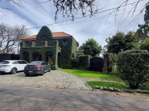 Casa 5 ambientes con 4 baños