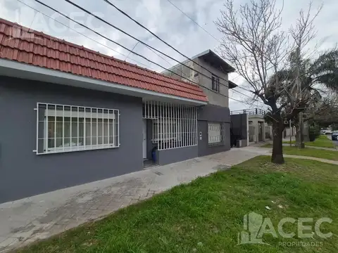 Santiago al 4800 - Casa al frente - Cochera - Jardín