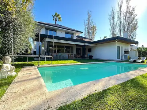 VENTA | PERMUTA - Casa 4 Dormitorios y Comodín - Funes Hills San Marino.