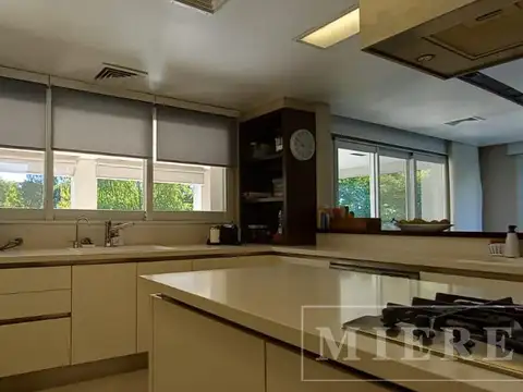 Casa en Venta con 5 cocheras