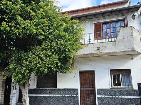 Venta PH Cuatro ambientes Sin Expensas. Pompeya