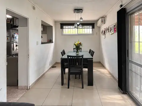 Casa 4 ambientes con 2 baños