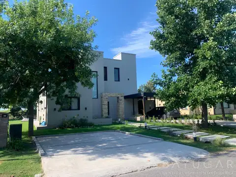 Casa en Venta con 4 cocheras