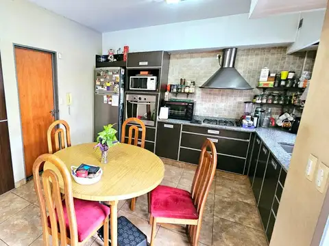 Casa 5 ambientes con 2 baños