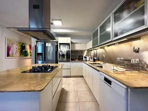 Casa 6 ambientes con 4 baños