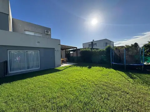 Casas del Este, Pilar del Este 100