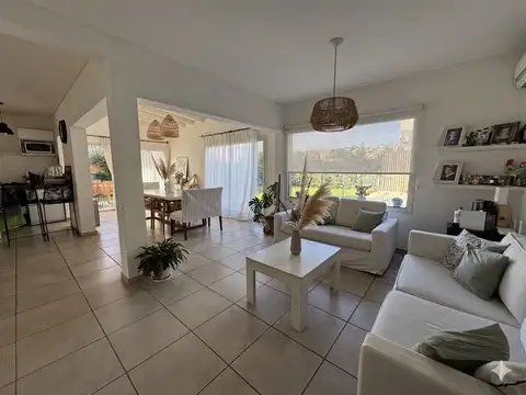 Casa en Alquiler con 2 cocheras
