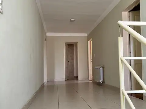 Casa en Alquiler con 3 cocheras