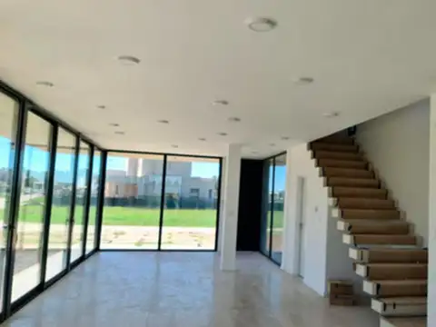 Casa en Alquiler con 1 cochera