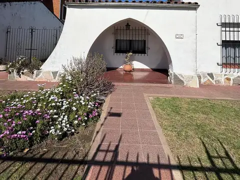 Casa en Alquiler con 2 cocheras