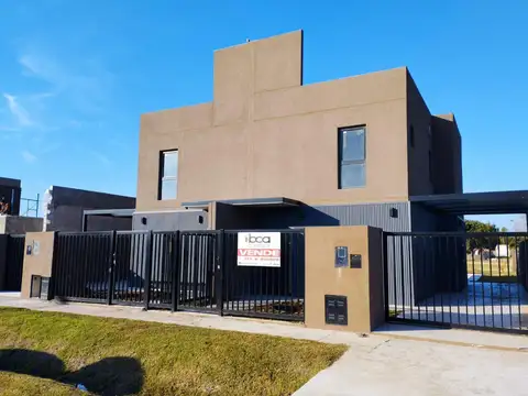 Casa en Venta con 2 cocheras