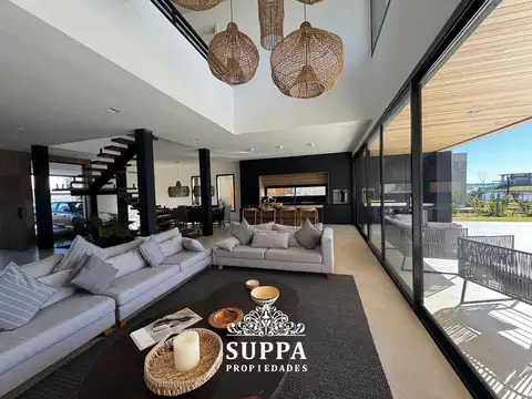 Casa 5 ambientes con 4 baños