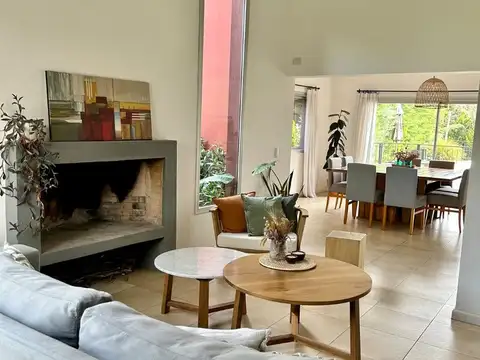 Casa en Alquiler con 2 cocheras