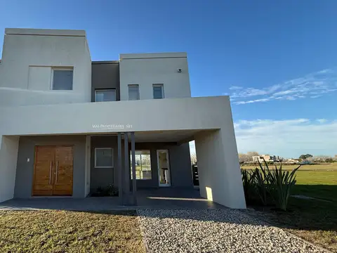 Casa 4 ambientes con 2 baños