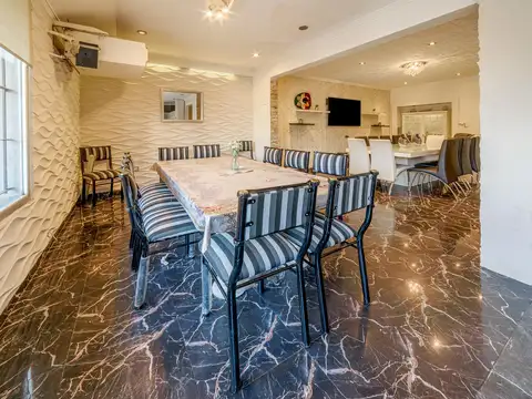 Casa 6 ambientes con 2 baños