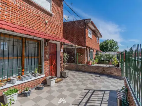 Venta casa dos dormitorios y cochera Nuevo París