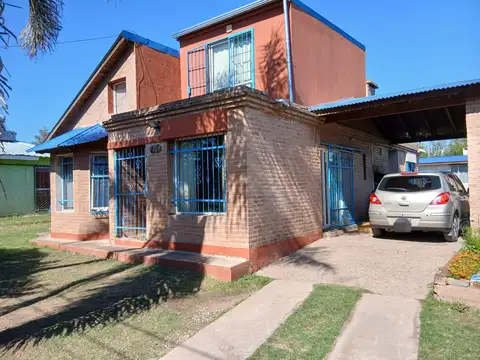 Casa mas departamento a la venta en Villa Parque Siquiman. (C436)