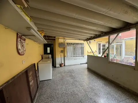 VENTA CASA 5 AMBIENTES CON COCHERA. PJE MALAGA 5600
