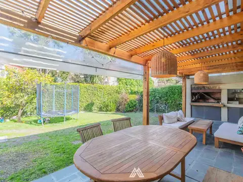 Casa en Venta con 2 cocheras