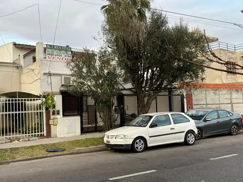 Exc. casa 3 amb. con dependencia planta alta - VENTA