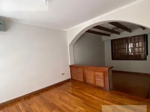 Casa en Alquiler con 2 cocheras