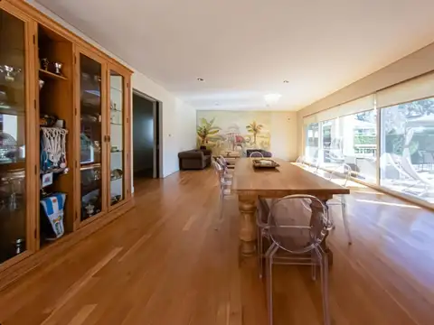 Casa en Venta con 6 cocheras