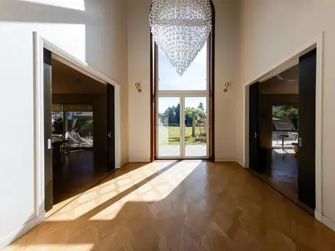 Casa 9 ambientes con 7 baños