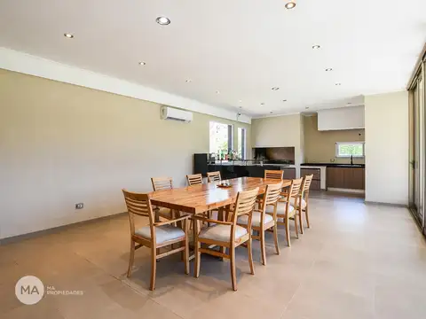 Casa 5 ambientes con 2 baños