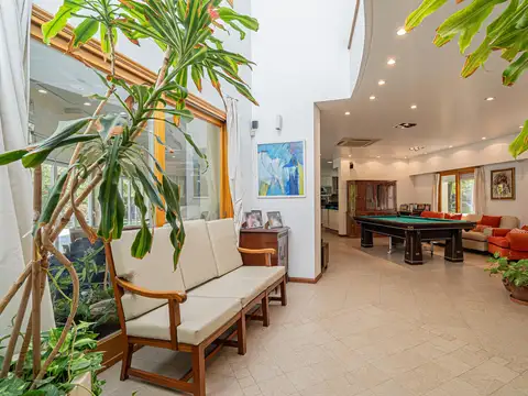 Casa en Venta con 6 cocheras