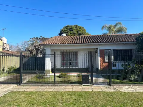 Casa de 3 ambientes con amplio parque en Cruce Varela, Berazategui