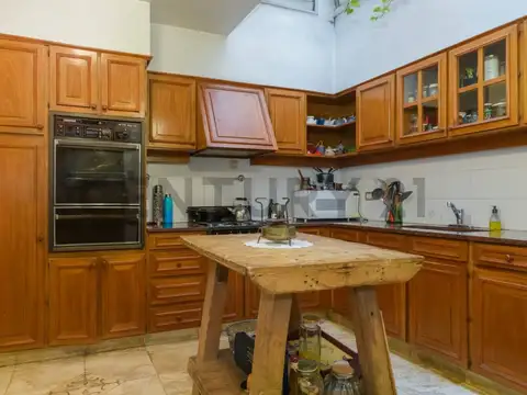 CASA EN VENTA 4 DORMITORIOS, COCHERA, TERRAZA Y PARRILLA MEXICO 4200