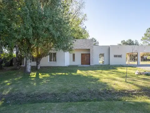 Casa en Venta con 3 cocheras