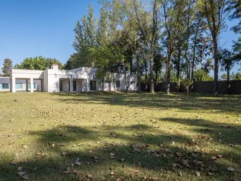 Casa 5 Ambientes Con Jardín y Cochera En Haras del Sol, Pilar