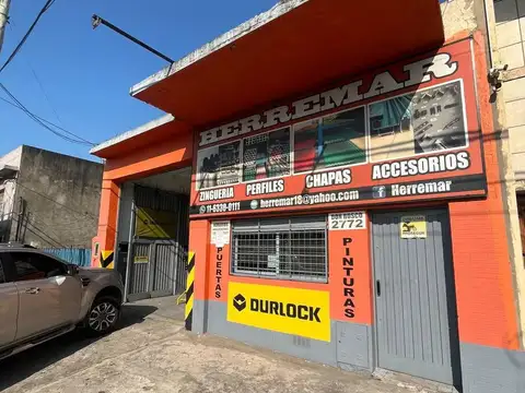 Galpón en venta de 400m2 con local en venta sobre Avenida Don Bosco - Instalaciones completas