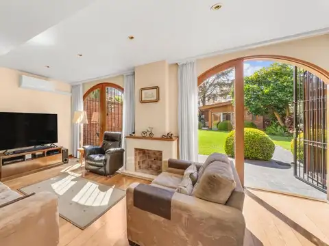 Casa en Venta con 2 cocheras