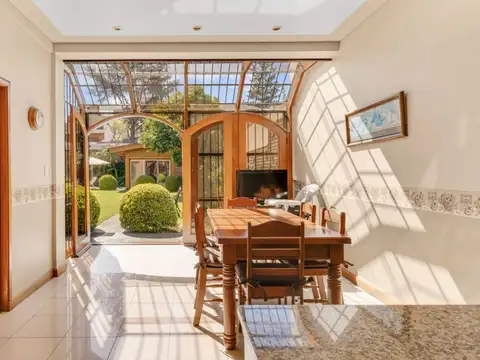 VENTA! CASA ESPECTACULAR - DOBLE FRENTE - JARDIN PILETA Y QUINCHO