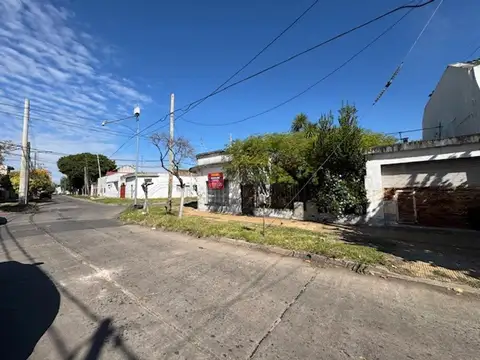 CASA EN VENTA 4 AMB CON GARAGE Y FONDO A REFACCIONAR.