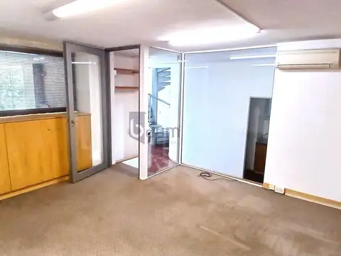 Local c/ acceso independiente - Zona 12 y 50