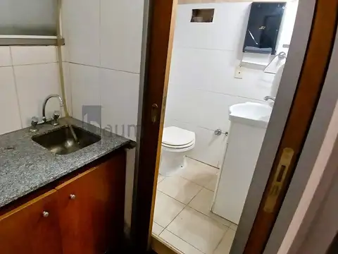 Local c/ acceso independiente - Zona 12 y 50