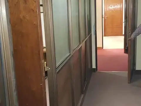 Oficina 12 ambientes con 2 baños