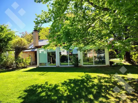 Casa en Venta con 2 cocheras