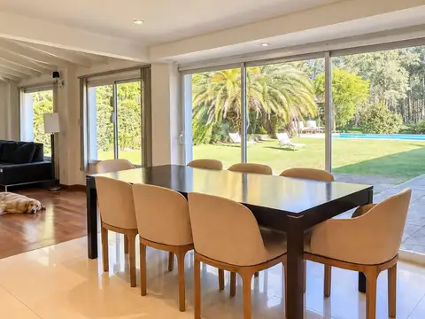 Casa en Venta con 2 cocheras