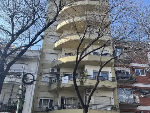 Excelente departamento de 1 ambiente en primer piso contrafrente , luminoso y con sol , con sim ( parrilla )