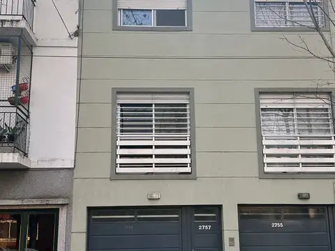 TIPO CASA DE 3 AMBIENTES PLANTA BAJA Y DOS PISOS CON COCHERAS/PATIO, MUY LUMINOSO EN EXCELENTE ESTADO.