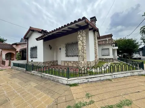 Venta Casa en esquina Haedo Permuta Financia